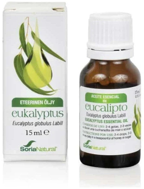 15 ml:n eukalyptuksen eteerisen öljyn pullo Soria Naturalilta seisoo rasiansa vieressä, jossa on kuvitus eukalyptuksen oksasta ja lehdistä. Lasipullo on tummanruskea valkoisella kierrekorkilla, ja siinä on mattapintainen etiketti yksinkertaisin pääteviivattomin merkinnöin brändistä ja tuotetiedoista. Rasia on pääosin valkoinen vihrein tehostein ja monikielisin tekstein. Vaalea tausta, ei ihmisiä näkyvissä.