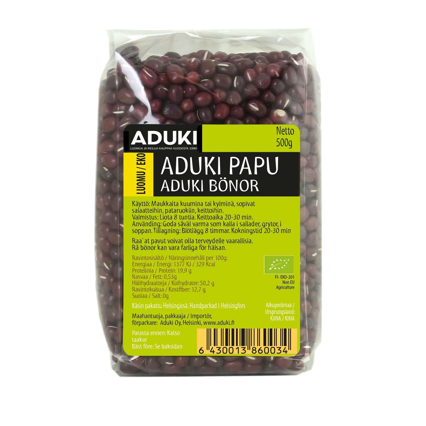 Aduki-papu; kirkas muovipussi suomen- ja ruotsinkielisin merkinnöin, luomukeittöohjeita, ravintotietoja ja viivakoodi alaosassa; nettopaino 500 g; suorakulmainen, kiiltäväpintainen pakkaus, tummia papuja näkyvissä muovin läpi, mustavalkoista painettua groteskitekstiä; vaalea tausta, ei ihmisiä tai toimintaa.