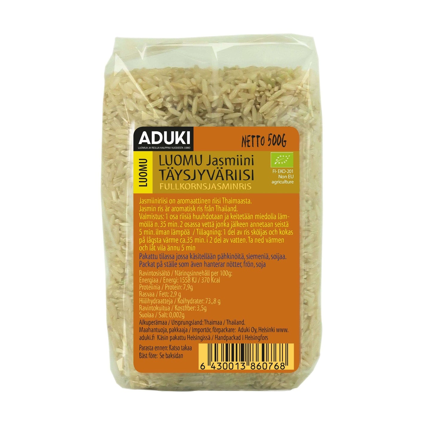 Aduki Luomu Täysjyvä Jasmiiniriisi, 500 g; kirkas muovipakkaus suomen- ja ruotsinkielisin merkinnöin; suorakulmainen, kiiltäväpintainen pakkaus, jossa näkyy beigenruskeita riisinjyviä; groteskityyppiä etiketissä; ei ihmisiä tai käsiä; vaalea tausta.