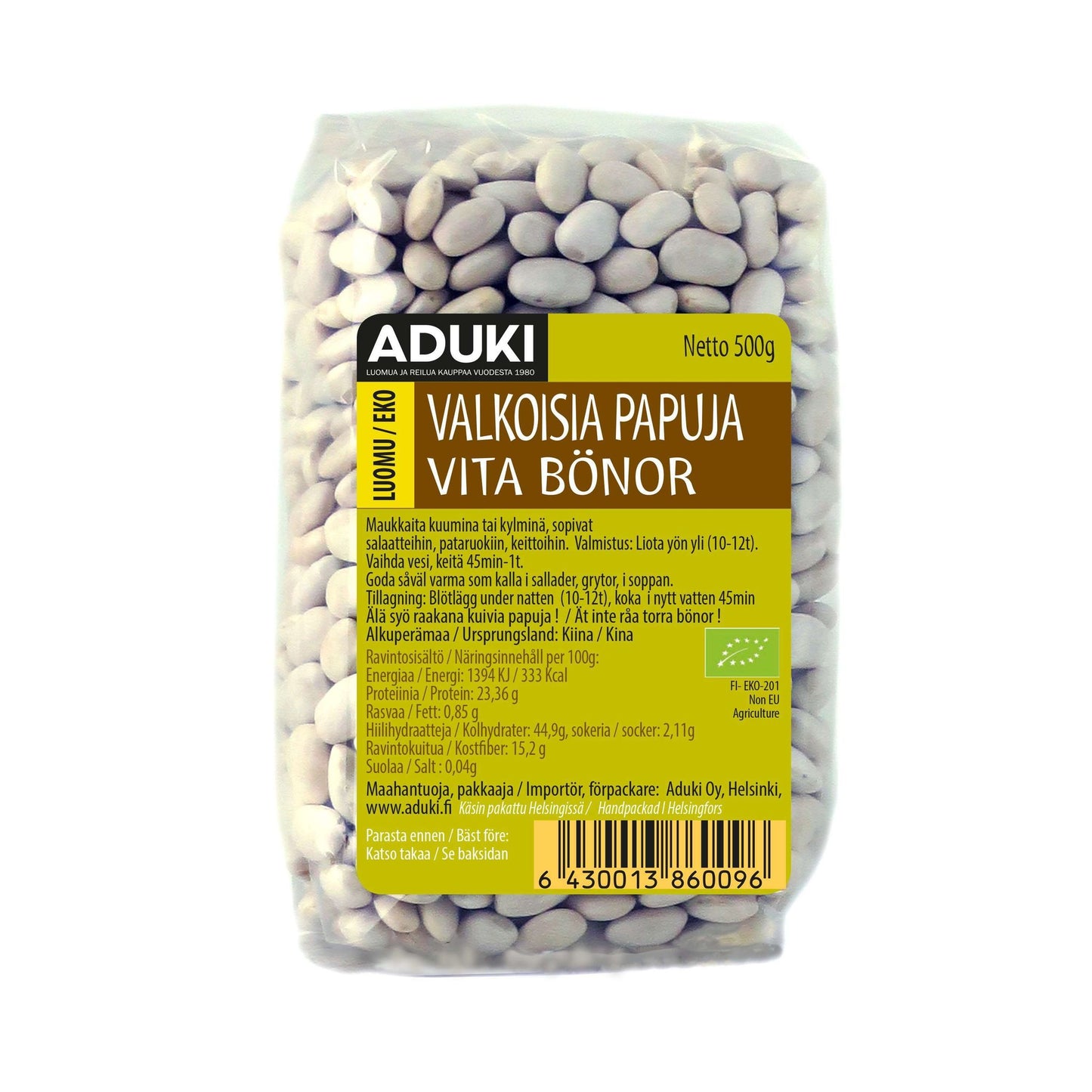 Aduki Valkoinen Papu, 500 g; suomen- ja ruotsinkielistä tekstiä etiketissä; pavut näkyvissä kirkkaan muovipakkauksen läpi; pussi suorakulmainen ja pystyssä, pinnat sileät; teksti painettu tummin kirjaimin valkoiselle tekstinauhalle; tasainen, neutraali valaistus vaalealla taustalla; ei ihmisiä tai käsiä.
