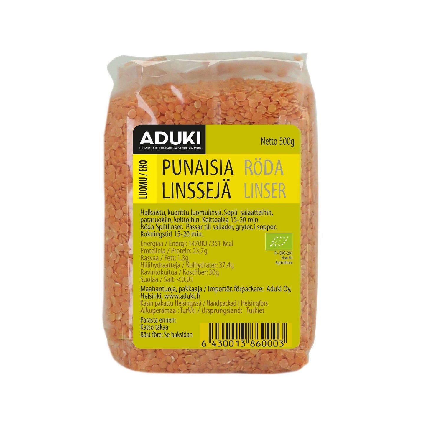 Aduki Luomu Punainen Linssi, 500 g; kirkas muovipussi keltaisella etiketillä, suomen- ja ruotsinkielistä tuotetietoa; pienet, punertavanruskeat linssit näkyvät läpinäkyvän, sileän pakkauksen läpi; etiketissä mustaa painettua tekstiä yksinkertaisella groteskifontilla; ei ihmisiä tai muita esineitä; vaalea tausta, suoraan edestä kuvattu tuotekuva.