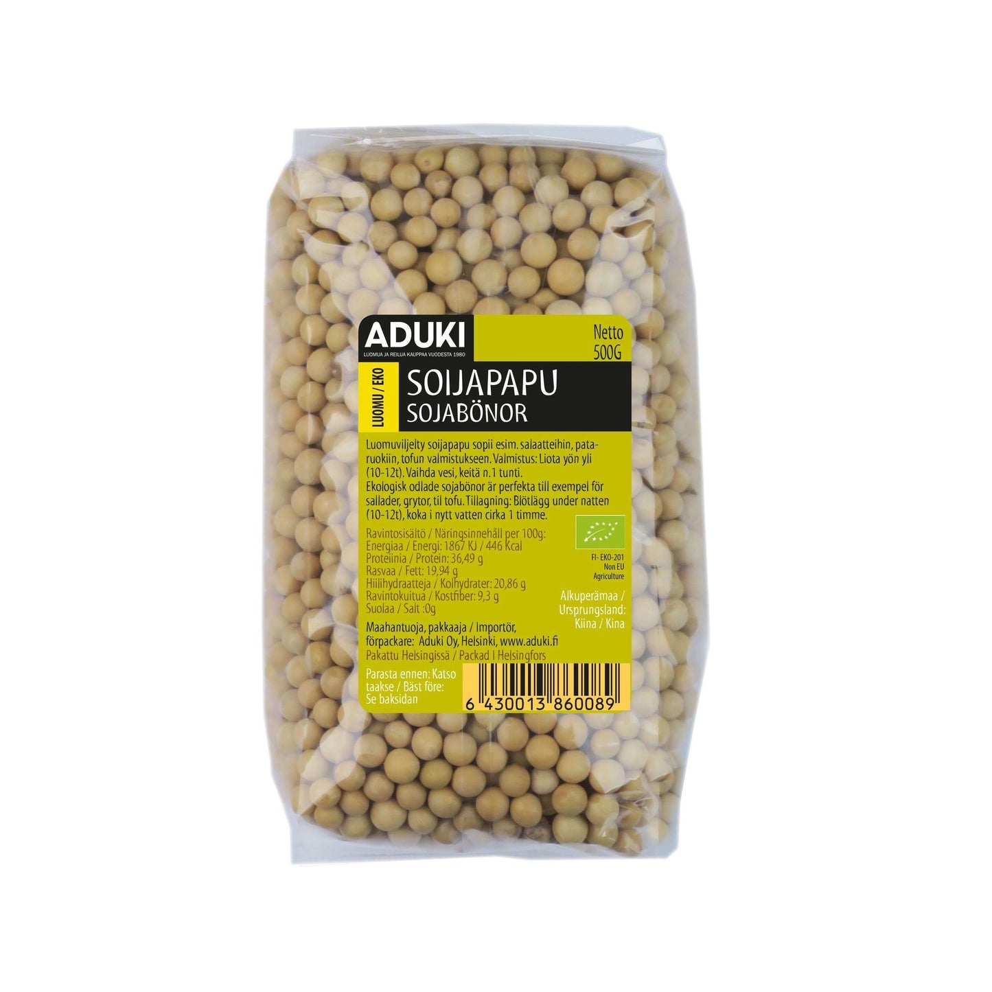 Aduki Soijapapu, 500 g; kirkas muovipakkaus, jossa keltaisia soijapapuja; suorakulmainen, kiiltäväpintainen pakkaus; valkoinen etiketti mustalla ja vihreällä groteskitekstillä; näkyvissä ravintotietoja, viivakoodi ja graafisia korostuksia tuotteen ravitsevuudesta; vaalea tausta, ei ihmisiä tai käsiä.
