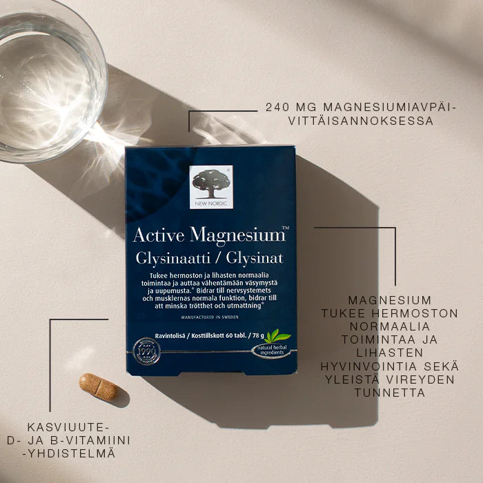 Active Magnesium Glysinaatti; lasillinen vettä, yksi ravintolisäkapseli ja suorakaiteen muotoinen pakkaus tekstillä New Nordic Active Magnesium Glycinate aseteltuna mattabeigelle pinnalle; pakkaus pääosin valkoinen mustin ja vihrein tekstein, sisältää New Nordic -logon ja lehtikuvan, selkeä suomenkielinen teksti mainitsee magnesiumin ja vitamiinit; ei ihmisiä tai käsiä kuvassa.