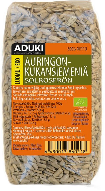 Aduki Luomu Auringonkukansiemen: 500 g:n Aduki-luomu auringonkukansiemenpakkaus suomen- ja ruotsinkielisellä tekstillä, ainesosat, ravintotiedot ja viivakoodi etuosassa; suorakulmainen pakkaus on pääosin mattavalkoinen läpinäkyvällä ikkunalla, jonka läpi näkyy auringonkukansiemeniä; tumma lihavoitu kirjasin bränditekstille; ei ihmisiä tai käsiä näkyvissä, tausta on vaalea ja yksinkertainen.