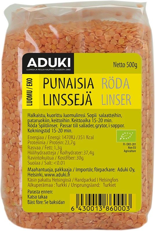 Aduki Luomu Halkaistu Punainen Linssi; 500 g:n pakkaus Aduki-luomupunaisia linssejä suomen- ja ruotsinkielisin tekstein, ravintotietoja ja vihreä EU-luomumerkki etiketissä; pakkaus on suorakulmainen mattapaperinen, pääosin beige vihrein yksityiskohdin, teksti selkeällä groteskilla; tuote kuvattu pystyssä valkoista taustaa vasten; ei ihmisiä tai käsiä näkyvissä.