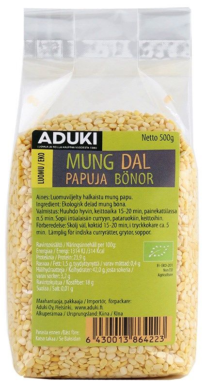 Aduki Luomu Mung dal; kirkas muovipussi Aduki-merkkistä vihreää mung dalia (halkaistuja mungpapuja) vihreällä ja keltaisella etiketillä, jossa ainesosat ja ravintoarvotiedot suomeksi ja ruotsiksi; nettopaino 500 g; pussi suorakaiteen muotoinen ja läpinäkyvä, papuja näkyvissä sisällä, kiiltäväpintainen, etusivulla teksti lihavoidulla tikkukirjasimella; kuva näyttää vain tuotteen tasaisella taustalla.
