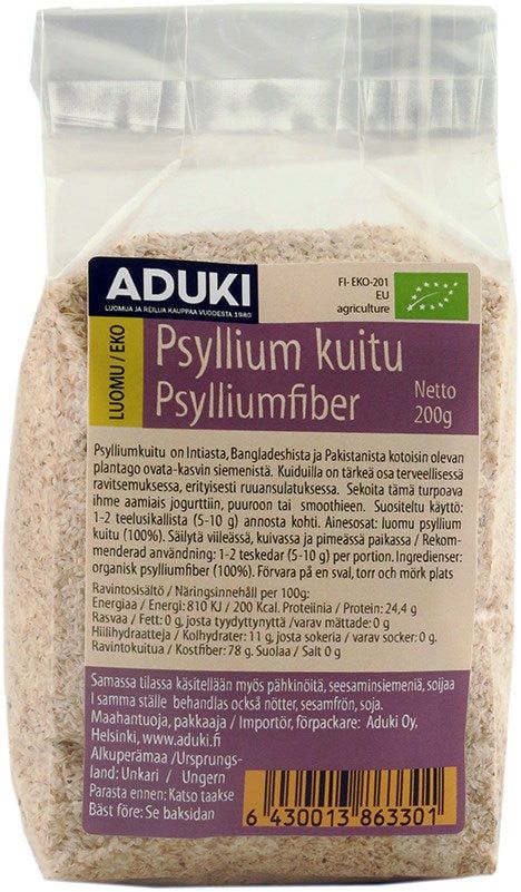 Aduki Luomu Psyllium; kirkas muovipussi sisältää vaaleanruskeaa, hienoksi jauhettua psylliumkuitua; etusivun etiketissä Aduki-brändinimi ja suomenkielistä tuotetietoa, mukana yksityiskohtia, ravintoarvoja ja viivakoodi selkeällä groteskifontilla; pakkaus suorakaiteen muotoinen mattapinnalla; kuva näyttää vain tuotteen tasaisella taustalla; Aduki-merkkinen psylliumkuitupussi suomenkielisin merkinnöin, tuotetietoineen, ravintoarvoineen ja viivakoodilla etusivulla.