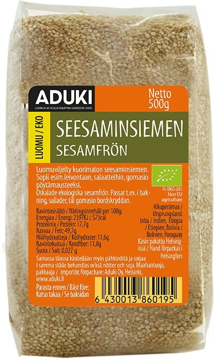 Aduki Luomu Seesaminsiemen; kirkas muovipakkaus Aduki-merkkisiä luomuseesaminsiemeniä, etiketöity suomeksi ja ruotsiksi, ravintosisältötiedoin ja viivakoodilla alaosassa; nettopaino 500 g; pussi läpinäkyvä mattapintaisin osin, suorakaiteen muotoinen, seisoo pystyssä; tuotenimi lihavoidulla groteskifontilla; kuva näyttää vain tuotteen valkoisella taustalla; ei ihmisiä tai rekvisiittaa.