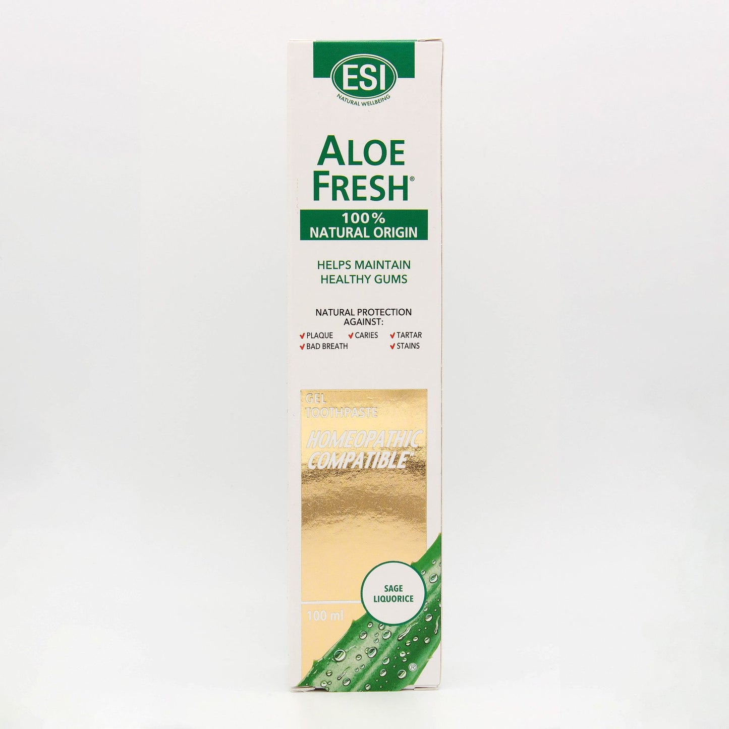 ESI Aloe Fresh Hammastahna; laatikko ESI Aloe Fresh -hammastahnaa, 100 ml, jonka väitteet koskevat luonnollista alkuperää, homeopaattista yhteensopivuutta ja terveiden ikenien hyötyjä; pakkaus korostaa salviaa ja lakritsijuurta virkistävän kokemuksen ainesosina; suorakulmainen pahvilaatikko on kiiltäväpintainen vihreän ja valkoisen sävyissä, lihava groteskiteksti kursiivein yksityiskohdin, selkeät logot ja kuvakkeet etupaneelissa