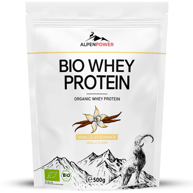 AlpenPower Luomu Heraproteiini Vanilja; valkoinen mattapintainen AlpenPower Bio Whey Protein -pussi painetulla vaniljankukkakuvituksella, sinisin vuorigrafiikoin ja mustalla vuohikuvalla; pakkaus suorakulmainen ja pystyssä seisova; etiketti lihavoitua groteskikirjasinta; luettavissa maininnat luomuheraproteiinista, ruohonlaidunmakuisesta vaniljasta ja 500 gramman painosta; valkoinen tausta, ei ihmisiä tai käsiä.