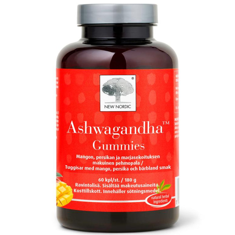 Ashwagandha Gummies; New Nordic Ashwagandha -purukumipurkki mango-, persikka- ja marjamakuina; pakkaus läpinäkyvä muovipullo punaisella kierrekorkilla ja kiiltoisella punaisella etiketillä; suorakulmaisessa etiketissä värillisiä hedelmäkuvia ja luettavaa tekstiiä suomeksi ja ruotsiksi; kirjasin yksinkertainen groteski valkoisella ja mustalla; valkoinen tausta, ei ihmisiä tai muita esineitä.