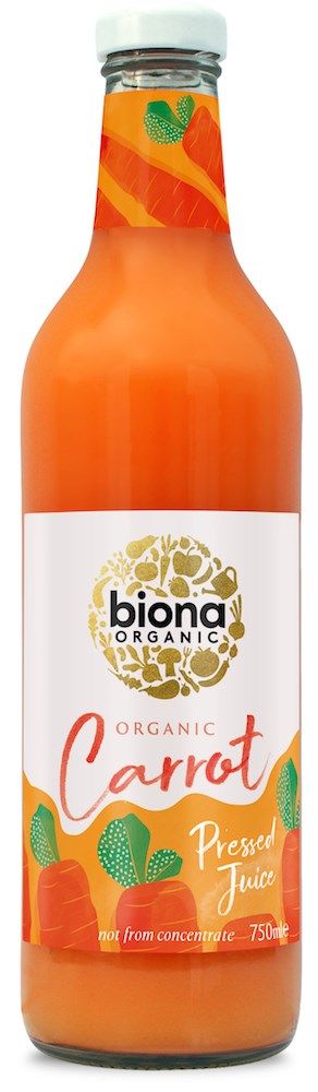 Biona Organic Carrot Pressed Juice -lasipullo oranssilla etiketillä, porkkanakuvituksin ja valkoisella korkilla; pullo lieriömäinen, kirkasta lasia kiiltäväpinnalla; etikettitekstissä lihavoitua valkoista serif- ja groteskikirjasinta; tilavuus merkitty 750 ml:ksi; ei ihmisiä tai käsiä näkyvissä; tausta yksinkertainen ja vaalea. Tämä 750 ml:n pullo sisältää tiivistämätöntä, sertifioitua luomumehua.