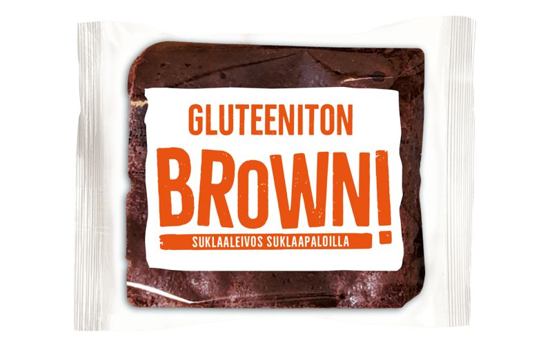 Balviten Gluteeniton Brownie; pakattu gluteeniton suklaabrownie kirkkaassa suorakulmaisessa muovikääreessä; etiketissä lukee GLUTEENITON BROWN! lihavalla oranssilla ja alla SUKLAALEIVOS SUKLAAPALOILLA valkoisin kirjaimin oranssia taustaa vasten; etiketti on kiiltäväpintainen groteskityypografialla; ei ihmisiä tai käsiä näkyvissä; tausta vaalea.