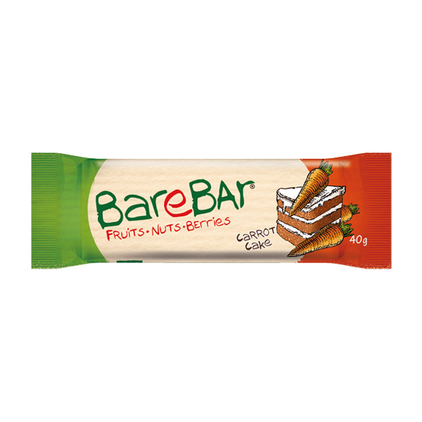 BareBar Carrot Cake; BareBar-välipalapatukka beigessä kääreessä vihrein ja oranssein päin, kuvituksena porkkanakakkuviipaleita, hedelmiä ja porkkanoita; etiketissä lukee ”BareBar Fruits . Nuts . Berries Carrot Cake 40g”; suorakaiteen muotoinen, saumattu molemmista päistä, kääre mattapintainen; etikettiteksti lihavoitua groteskia mustana ja oranssina; patukka kuvattu erillisenä tasaisella valkoisella taustalla, ei ihmisiä tai rekvisiittaa.