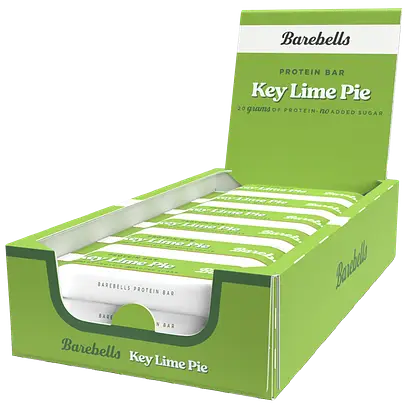Barebells Key Lime Pie Proteiinipatukka; vihreä laatikko Barebells Key Lime Pie -proteiinipatukoita on avattu, näyttäen useita yksittäin käärittyjä patukoita sisällä; laatikko on suorakulmainen mattapinnalla, sisältää lihavaa groteskitekstiä tuotenimestä ja ravintotietojen kohokohdista (”20 grams protein per bar” ja ”no added sugar”), aseteltuna yksivärista taustaa vasten; ei ihmisiä tai käsiä näkyvissä kuvassa.
