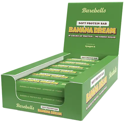 Barebells Soft Banana Dream Proteiinipatukka; vihreä suorakaiteen muotoinen laatikko Barebells Banana Dream -pehmeitä proteiinipatukoita varten, yksittäin käärittyjä patukoita riveittäin sisällä; laatikko mattapintainen, valkoista groteskitekstiä 16 grammaa proteiinia ja ei lisättyä sokeria; kaikki pakkaus vihreää väriä, tuotenimi näkyvissä; vaalea tausta, lähikuva, ei ihmisiä tai käsiä.