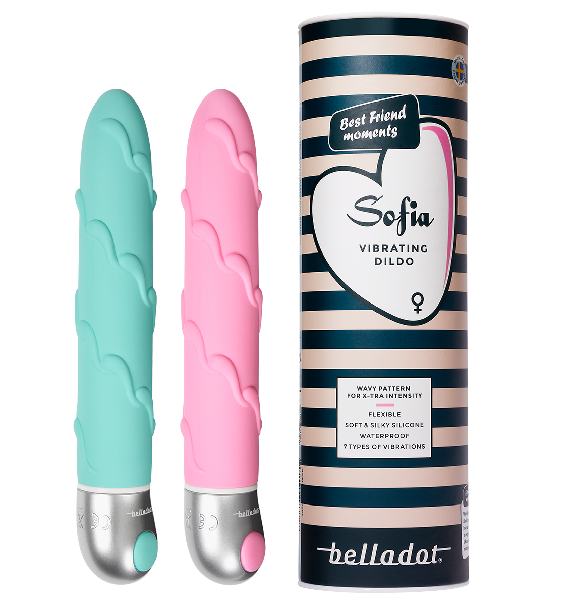 Belladot Sofia Värisevä Dildo; kaksi silikonivibraattoria, toinen turkoosi ja toinen vaaleanpunainen, pystyssä raidallisen sylinterimäisen pakkauksen vieressä, jossa lukee "Sofia Vibrating Dildo by Belladot" sekä mainitaan innovatiiviset ominaisuudet ja sydämen muotoinen kuvio pakkauksessa; vibraattoreissa sileä mattapinta ja loivasti kaartuva muoto; pakkauksessa vaakasuorat siniset raidat ja mustaa tekstausvapaata tekstiä; tausta valkoinen, ei ihmisiä tai muita esineitä kuvassa.