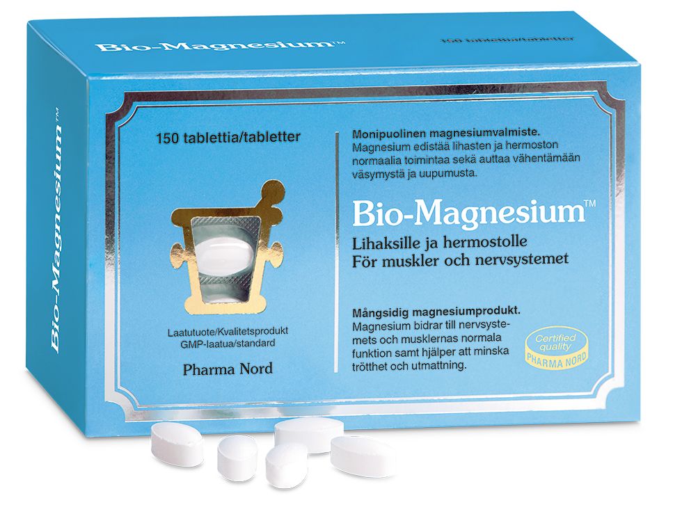 Bio-Magnesium -pakkaus, sininen laatikko, neljä valkoista tablettia edessä; suorakulmainen laatikko mattapinnalla, teksti "Bio-Magnesium" ja annostustiedot lihavoidulla, selkeällä fontilla; tuotetiedot painettu useilla kielillä etupaneelissa; ei ihmisiä tai käsiä näkyvissä; tausta valkoinen, suoraviivainen tuotekuva.