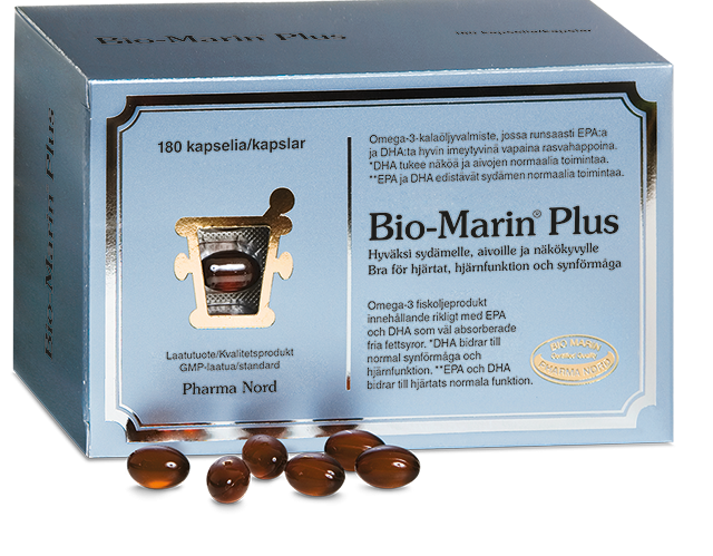 Bio-Marin Plus -pakkaus, kalaöljyravintolisä, useita ruskeita kapseleita aseteltuna laatikon eteen; suorakulmainen laatikko valkoisella pohjalla tummin ja metallisen sinisin painatuksin, mattapinnalla; tuotetiedot useilla kielillä mukaan lukien suomi ja ruotsi; tekstausvapaata typografiaa näkyvissä pakkauksessa; ei ihmisiä tai käsiä kuvassa.