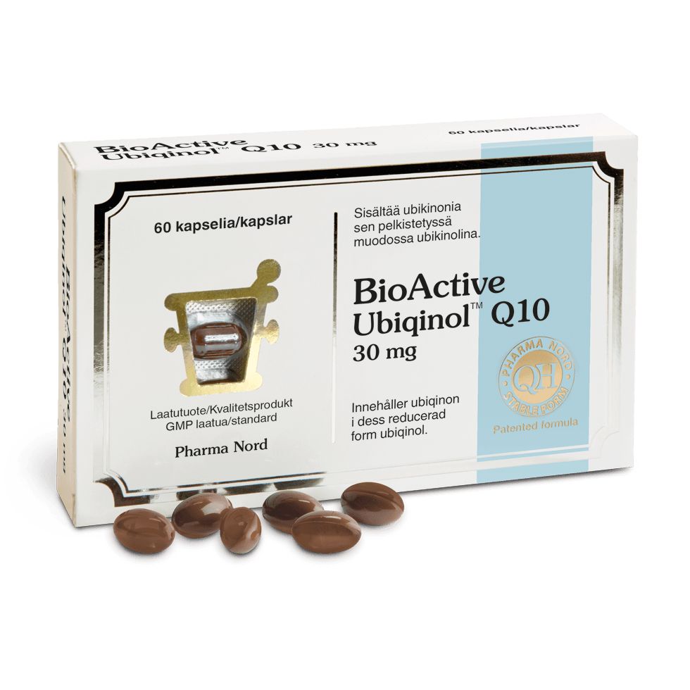 BioActive Ubiqinol Q10 30 mg; laatikko Pharma Nordin BioActive Ubikinoli Q10 30 mg -kapseleita koentsyymi Q10:llä, useita ruskeita kapseleita aseteltuna eteen; pakkaus tuotetiedoin monella kielellä; laatikko suorakulmainen valkoisella taustalla kultareunuksin ja mattapintaisena; teksti pääosin mustaa groteskikirjasinta, logo ja tuotenimi selvästi näkyvissä; ei ihmisiä tai käsiä kuvassa, tasaisesti valaistu studiokuva.