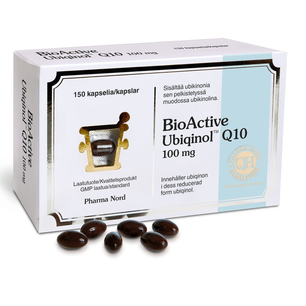 BioActive Ubiqinol Q10 100 mg -pakkaus, 150 kapselia, viisi tummaa soikeaa kapselia ja hopeinen läpipainopakkaus edessä; mattapintainen rasia, teksti suomeksi ja ruotsiksi