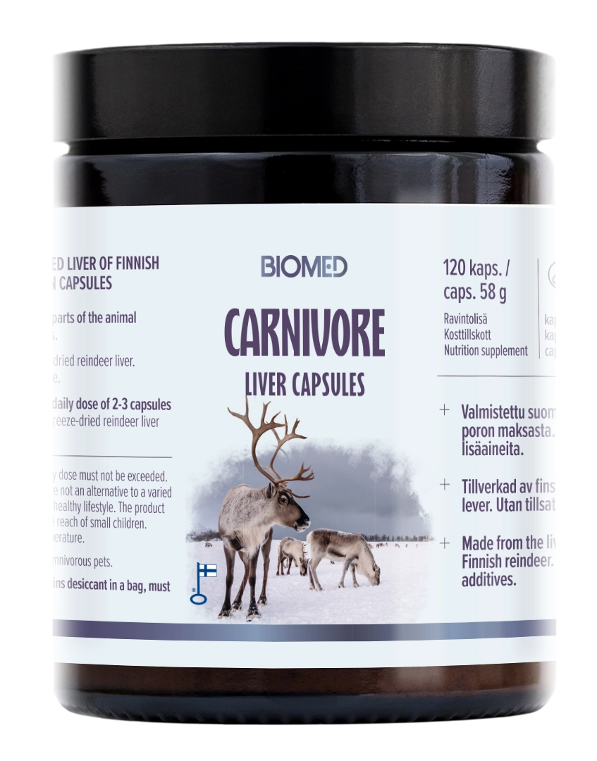Biomed Carnivore Liver Capsules; lieriön muotoinen muovipurkki mattavalkoisella pinnalla, etiketissä teksti "Carnivore Liver Capsules by Biomed"; etiketissä kuva poroista lumisessa maisemassa ja tietoa premium-porojen maksasisällöstä sekä ravintosisältötiedot; tausta neutraali, ei ihmisiä tai käsiä kuvassa.