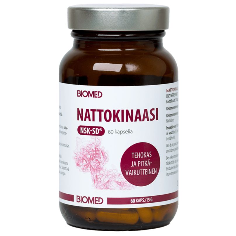 Biomed Nattokinaasi NSK-SD®; ruskea pullo Biomed Nattokinaasi NSK-SD -ravintolisää hopeisella korkilla ja valkoisella sekä vaaleanpunaisella etiketillä, sisältää 60 nattokinaasikapselia; pullo sylinterinmuotoinen kiiltäväpinnalla; etiketissä selkeä musta groteskiteksti ja tuotenimi näkyvästi esillä; ei ihmisiä, käsiä tai toimintaa kuvassa, pelkistetty valkoinen tausta.