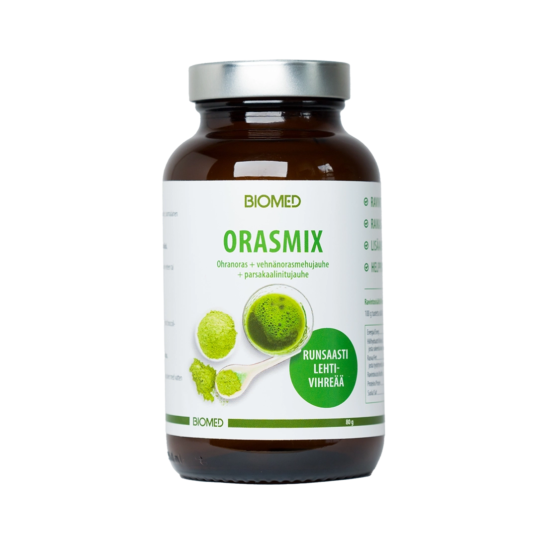Biomed Orasmix; ruskea lieriön muotoinen muovipurkki mattapinnalla; etiketissä teksti "Biomed Orasmix" lihavoidulla groteskifontilla, kuvina irtonaista vihreää jauhetta ja laseja kirkkaanvihreää nestettä; pakkaus sisältää ohran ja vehnänoraan mehujauhetta; ei ihmisiä tai käsiä, valkoinen tausta, suora tuotekuva.
