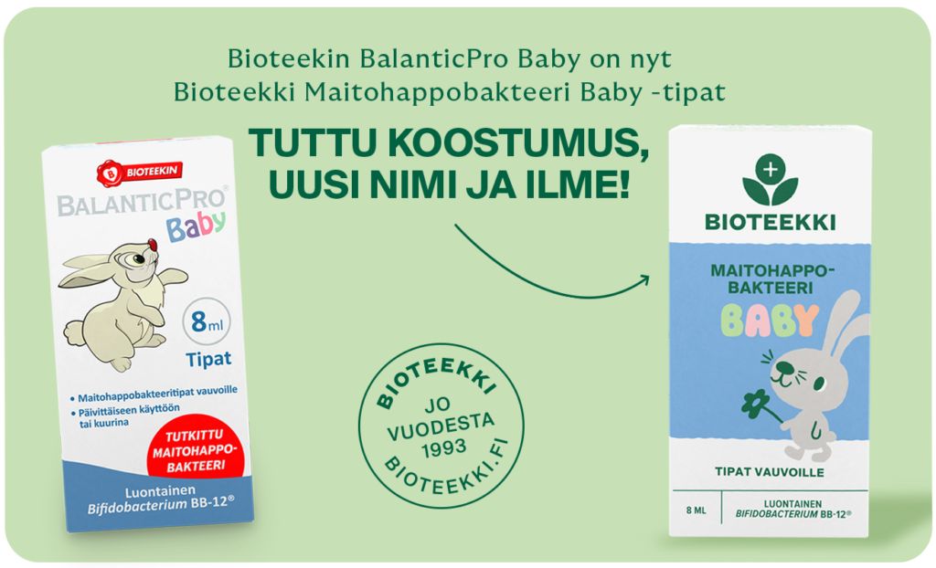 Bioteekki Maitohappobakteeri Baby Tipat; kaksi vauvojen probioottipakkausta, toisessa kuvituksena nallekarhu ja toisessa pullo kädessään pitelevä jänis; molemmat laatikot suorakulmaisia mattapahvia, vasen valkoinen ja vaaleanpunainen serifi- ja groteskitekstein, oikea valkoinen ja vaaleansinivihreä; suoraan edestä kuvattu vaalealla taustalla; suomenkielinen teksti kertoo tuotteiden uudesta nimestä ja ulkonäöstä, mutta koostumus pysyy ennallaan; ei ihmisiä kuvassa.