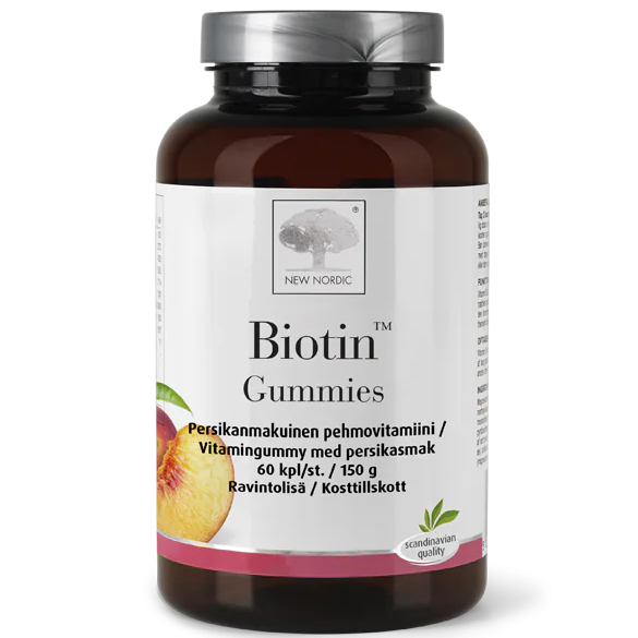 Biotin Gummies; pullo New Nordic Biotin Gummies -purutabletteja persikkakuvituksella etiketissä; muovipullo valkoisella kannella ja läpinäkyvällä rungolla, sisällä punaisia purutabletteja; mattaetiketissä pääosin groteskitekstiä mustana, valkoisena ja vihreänä; etikettiteksti mainitsee 150 g, 60 purutablettia ja skandinaavisen laadun alaosassa suomeksi ja ruotsiksi; neutraali tausta, ei ihmisiä.