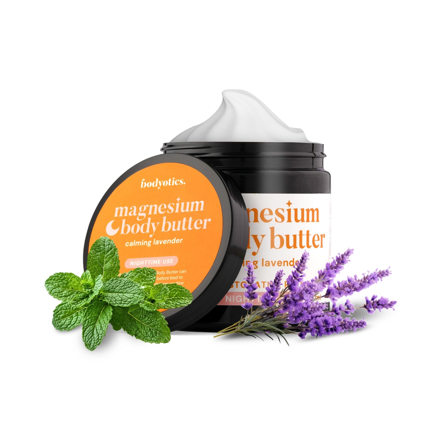 Bodyotics Nighttime Magnesium Butter; avoin pyöreä purkki magnesiumvartalovoidetta, jonka koostumus on vaalea ja vaahdoksi vatkatun kerman kaltainen, aseteltuna tasaiselle pinnalle; purkin etiketissä lukee selkeällä nykyaikaisella kirjasimella ”calming lavender”; astia näyttää muovilta mattapinnalla; tuoreita minttuoksia ja useita laventelinvarsia aseteltuna purkin viereen tasaista taustaa vasten.