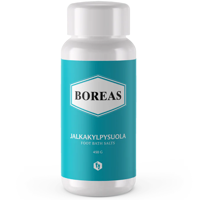 Boreas Jalkakylpysuola: valkoinen pullo turkoosilla etiketillä tekstillä "BOREAS JALKAKYLPYSUOLA FOOT BATH SALTS 450 G"; rauhoittavaa kylpysuolaa sisältävä pullo, valkoinen sileä muovikorkki, suorasivuinen pullo; etiketissä lihavoitu groteskikirjasin mustalla ja valkoisella; tausta on yksinkertainen ja tasaisesti valaistu, ei ihmisiä tai käsiä näkyvissä.