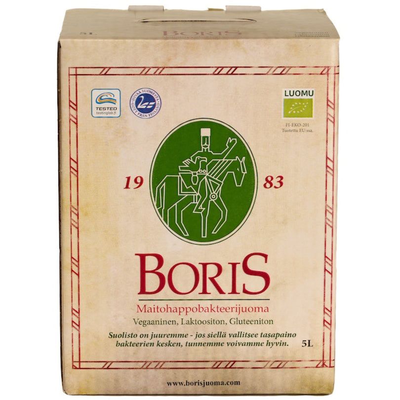Boris Maitohappobakteerijuoma -laatikko, 5 l, vihreä hevos- ja ratsastajalogo, punaista lihavoitua tekstausvapaata kirjasinta sekä suomenkielistä tuotetietoa vegaanisuudesta, laktoosittomuudesta ja gluteenittomuudesta; laatikko suorakulmainen mattapinnalla; kaikki näkyvä teksti suomeksi; ei ihmisiä, käsiä tai muuta rekvisiittaa kuvassa; tausta valkoinen.