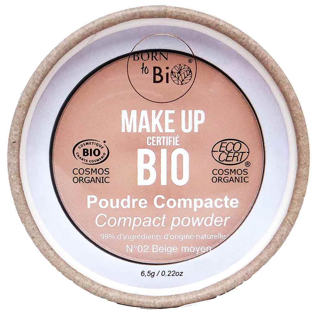 Pyöreä Born to Bio -luomukompaktipuuteripurkki sävyssä 02 Beige Moyen, ympäristöystävällinen pakkaus näkyvin luomusertifikaattilogoin ja raaka-ainetiedoin; purkissa mattapinta, luonnollinen väripaletti, näyttävä tuotenimi ja tiedot selkeällä groteskikirjasimella; tausta neutraali, ei ihmisiä tai toimintaa näkyvissä.