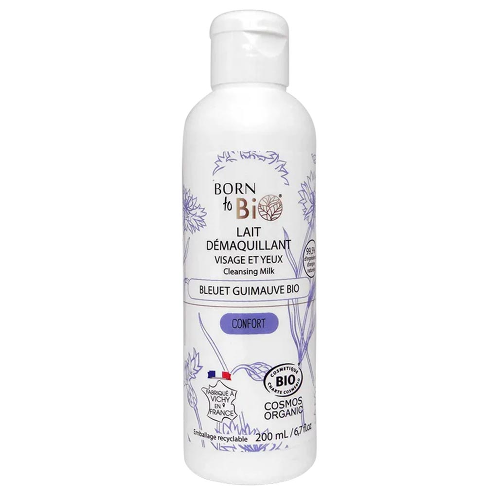Born to Bio Blueberry Floral Water Cleansing Milk; valkoinen pullo puhdistusmaitoa sinisin kukkakuvioin, merkitty kasvoille ja silmille sopivaksi; 200 ml:n tuote on luomu, kierrätettävä ja ranskalaisin ympäristösertifioinnein; sylinterinmuotoinen muovipullo mattapinnalla; etiketissä modernia groteskitypografiaa; kuvattu valkoisella taustalla ilman ihmisiä tai muita esineitä.