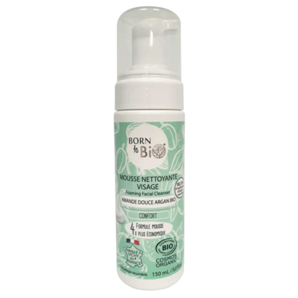 Born to Bio Cleansing Foam For Normal Skin; pullo vaahtoavaa kasvopesuainetta luomumantelin ja arganöljyn kanssa, valkoinen muovipumppu ja sylinterinmuotoinen runko; etiketti on vihreä ja mattapintainen, valkoista lihavoitua tekstiä ja yksityiskohtaisia kasvipiirroksia; tuotenimi ja tärkeimmät ainesosat ovat luettavissa; tuote kuvattu yksivärisellä taustalla.