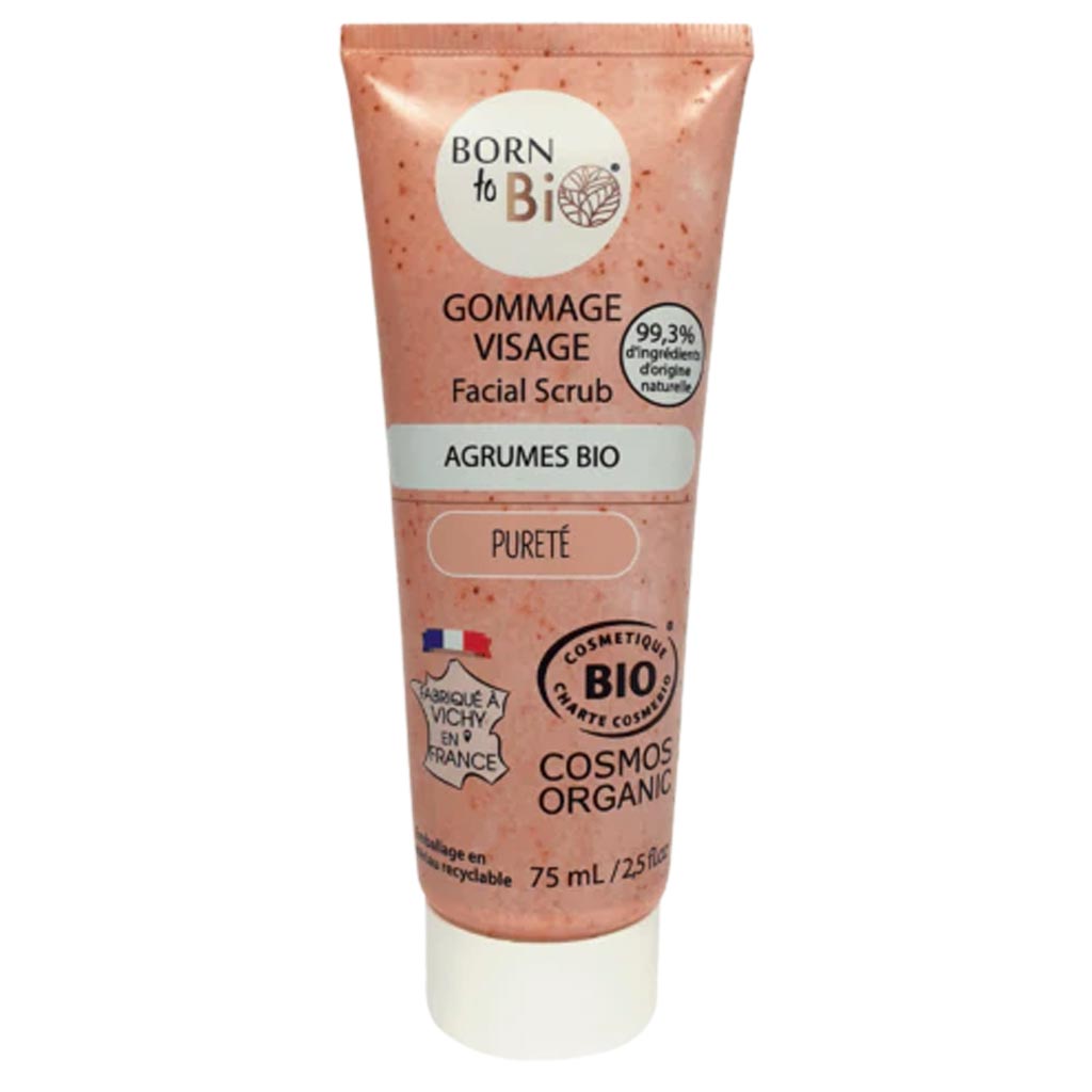 Born to Bio Gommage Visage Facial Scrub -putkilo luomusitruksella, sisältää 99,3 % luonnonperäisiä raaka-aineita ja on sertifioitu luomuksi, koko 75 ml; pakkaus vaaleanpunainen valkoisin ja mustin tekstein selkeällä groteskikirjasimella; putkilo pystyssä, lieriömäinen ja mattapintainen; ei ihmisiä tai käsiä näkyvissä, tausta yksinkertainen, todennäköisesti kuvattu studiovalaistuksessa.