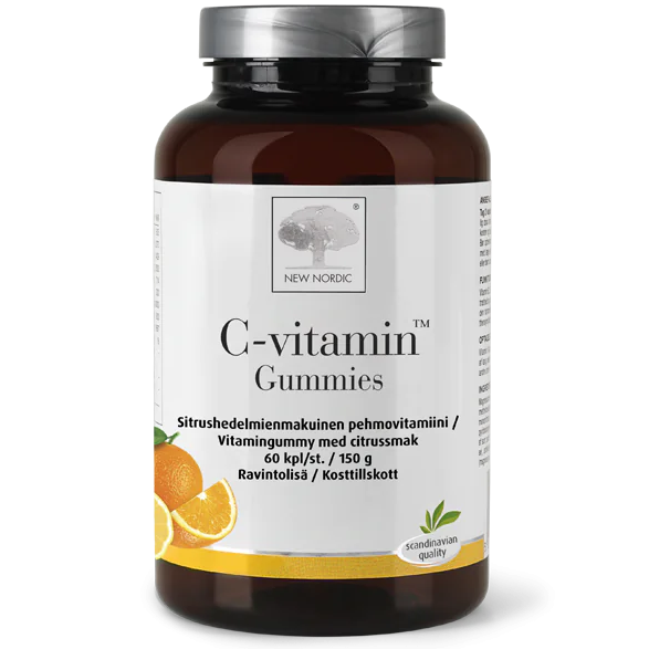 C-vitamin Gummies; ruskea pullo tekstillä C-vitamin Gummies, etuosassa kuvia appelsiineista; muovisäiliö mattaetiketillä, lieriömäinen muoto ja kierrekansi; etiketin tausta valkoinen, luettava tuotenimi lihavoidulla groteskifontilla; monikielinen teksti ja skandinaavisen laadun symboli näkyvissä etuosassa; tausta valkoinen, ei ihmisiä tai käsiä; studiotyylinen tuotekuva, keskitetty otos.