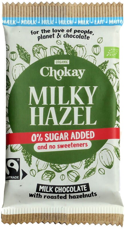 Chokay Milky Hazel -maitosuklaapatukka paahdetuin hasselpähkinöin, merkitty 0% lisättyä sokeria ja ilman makeutusaineita, vihreässä ja valkoisessa mattapakkauksessa painetuin hasselpähkinäkuvituksin. Reilun kaupan ja luomusertifikaattilogot ovat näkyvissä. Pakkaus on suorakulmainen. Pääteviivatonta fonttia eri painoin näkyy etupuolella. Ihmisiä tai käsiä ei näy; tuote on kuvattu pelkistettyä taustaa vasten suoraviivaisessa tuotekuvassa.