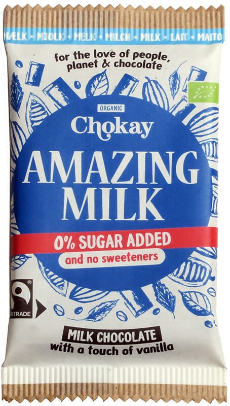 Chokay Luomu Maitosuklaa; Chokay Amazing Milk -maitosuklaapatukka sinis-valkoisessa pakkauksessa, teksti 0 % lisättyä sokeria ja ei makeutusaineita, kermainen maitosuklaa hienoisella vaniljalla; pakkauksessa ylpeästi esillä Fairtrade- ja luomusertifiointilogot; mattakääre eri painoisin groteskitekstein, suorakaiteen muoto; ei ihmisiä tai käsiä; tuote keskitetty vaalealle taustalle tasaisessa valaistuksessa.