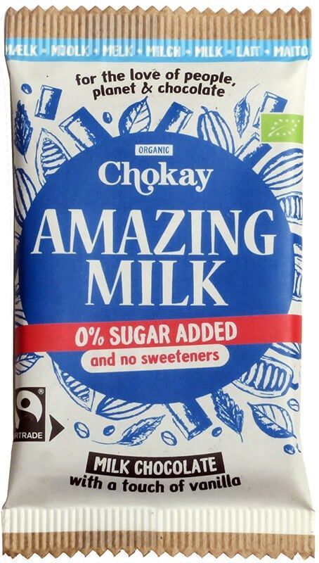 Chokay Luomu Maitosuklaa; Chokay Amazing Milk -maitosuklaapatukka sinis-valkoisessa pakkauksessa, teksti 0 % lisättyä sokeria ja ei makeutusaineita, kermainen maitosuklaa hienoisella vaniljalla; pakkauksessa ylpeästi esillä Fairtrade- ja luomusertifiointilogot; mattakääre eri painoisin groteskitekstein, suorakaiteen muoto; ei ihmisiä tai käsiä; tuote keskitetty vaalealle taustalle tasaisessa valaistuksessa.