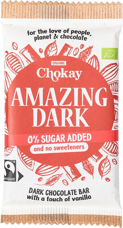 Chokay Luomu Tumma Suklaa 54 %; Chokay Amazing Dark -suklaapatukan kääre puna-valkoisella designilla, teksti 0 % lisättyä sokeria, tumma suklaa hienoisella vaniljalla; pakkauksessa Fairtrade- ja luomulogot; kääre suorakaiteen muotoinen, mattapinta, lihavoitu groteskifontti pääteksteissä; ei ihmisiä tai käsiä; kuvattu keskitetysti vaalealla taustalla.