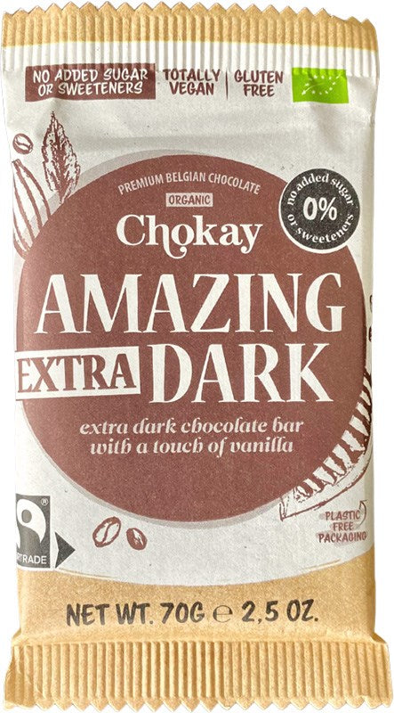 Chokay Luomu Tumma Suklaa 65 %; Chokay Amazing Extra Dark -suklaapatukka, 70 g, luomu, vegaaninen ja gluteeniton, ilman lisättyä sokeria tai makeutusaineita; suorakaiteen muotoinen pakkaus ruskean ja beigen sävyisenä mattapinnalla; kääreessä valkoista groteskitekstiä ja yksityiskohtaisia kaakaopalkokuvituksia; ei ihmisiä tai käsiä; vaalea tausta, tavanomainen tuotekuva.