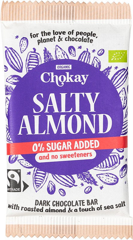 Chokay Luomu Tumma Suolainen Manteli Suklaa; Chokay Salty Almond -tumma suklaapatukka, 0 % lisättyä sokeria; violetti-valkoinen pakkaus kaakaopalkokuvituksin; kääre suorakaiteen muotoinen mattapinnalla; pääteksti lihavoituna groteskina, lisätiedot pienemmällä painatuksella; tuote tasaisella alustalla; ei ihmisiä tai käsiä kuvassa.