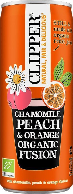 Clipper Luomu Kamomilla, Persikka & Appelsiini juoma; oranssi tölkki tekstillä "Chamomile, Peach & Orange Organic Fusion", kukka- ja hedelmäkuvituksin sekä tekstillä luonnonmukaisista ainesosista; alumiinitölkki mattapintaisena ja lieriön muotoisena, suuria valkoisia antiikvakirjaimia brändinimessä yläosassa; pienempi groteskiteksti maku- ja sertifiointitiedoissa; neutraali tausta tasaisessa valaistuksessa, ei ihmisiä tai esineitä.