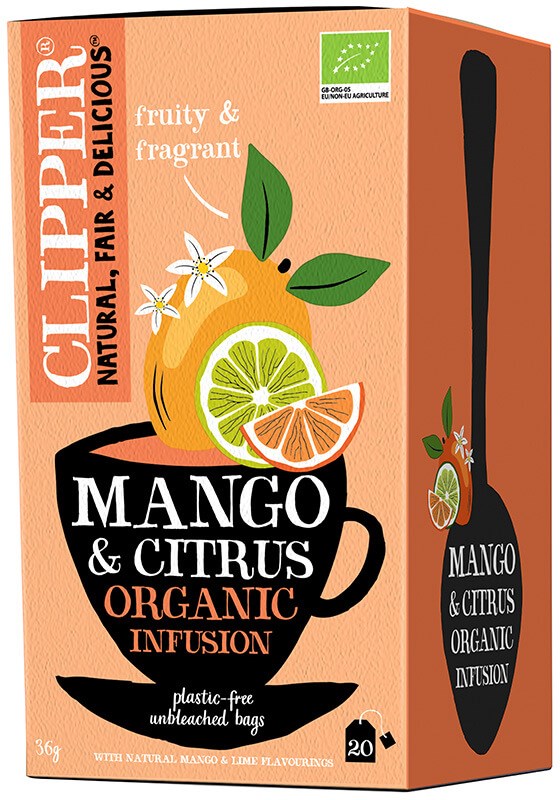 Clipper Luomu Mango & Sitrus yrttitee; rasia Clipper Mango & Citrus -luomuyrttiteetä, kuvituksena eloisia sitrushedelmiä ja teekuppi; suorakulmainen rasia matta, hallitsevat värit keltainen ja oranssi, painettu selkeällä lihavoidulla suuraakkosserifitekstillä; etuetiketissä merkintä 20 valkaisemattomasta teepussista; ei ihmisiä tai käsiä; kuva aseteltuna tasaiselle taustalle.