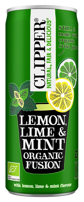 Clipper Luomu Sitruuna, Lime & Minttu Juoma, vihreä tölkki juomalle nimeltä Lemon, Lime & Mint Organic Fusion, kuvituksena minttulehtiä, sitruunaa ja limettiä; korkea sylinterimäinen alumiinitölkki mattapinnalla; pääteksti lihavoituna valkoisin suuraakkosin, pienempi kuvausteksti keltaisella ja valkoisella; tausta yksinkertainen, ei ihmisiä eikä esineitä näkyvissä, tuotekuva silmän korkeudelta; teksti korostaa raikkaita luomuainesosia ja mausteista sitruuna-, limetti- ja minttumakua.
