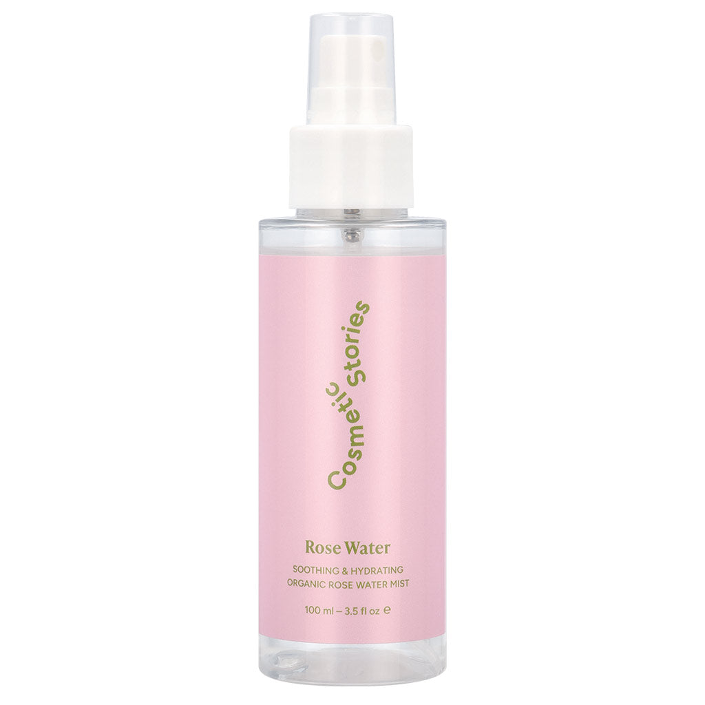Cosmetic Stories Rose Water Face Mist; kirkas suihkepullo, pinkki etiketti tekstillä Cosmetic Stories Rose Water: Soothing & Hydrating Organic Face Mist, 100 ml – 3.5 fl oz; pullo lieriömäinen, muovinen suihkesuutin ja läpinäkyvä korkki; groteskifontti valkoisin ja tummanpinkein kirjaimin; ei ihmisiä tai käsiä; vaalea, yksinkertainen tausta, tavanomainen tuotekuva.