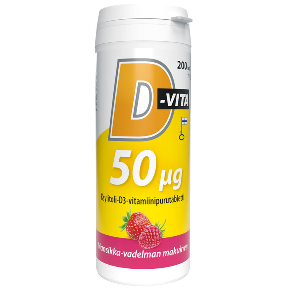 D-Vita 50 µg Mansikka-Vadelma; valkoinen ja keltainen muovipullo, merkitty ”D-Vita 50 µg”, mattapintainen, kuvassa mansikoita etupuolella; etiketissä lihava, groteskifontti tuotenimessä; teksti on suomeksi, mainiten ksylitolin ja D3-vitamiinipurutabletin, mansikka-vadelman maun; ei ihmisiä tai esineitä näkyvissä; neutraali tausta studiovalaistuksessa.