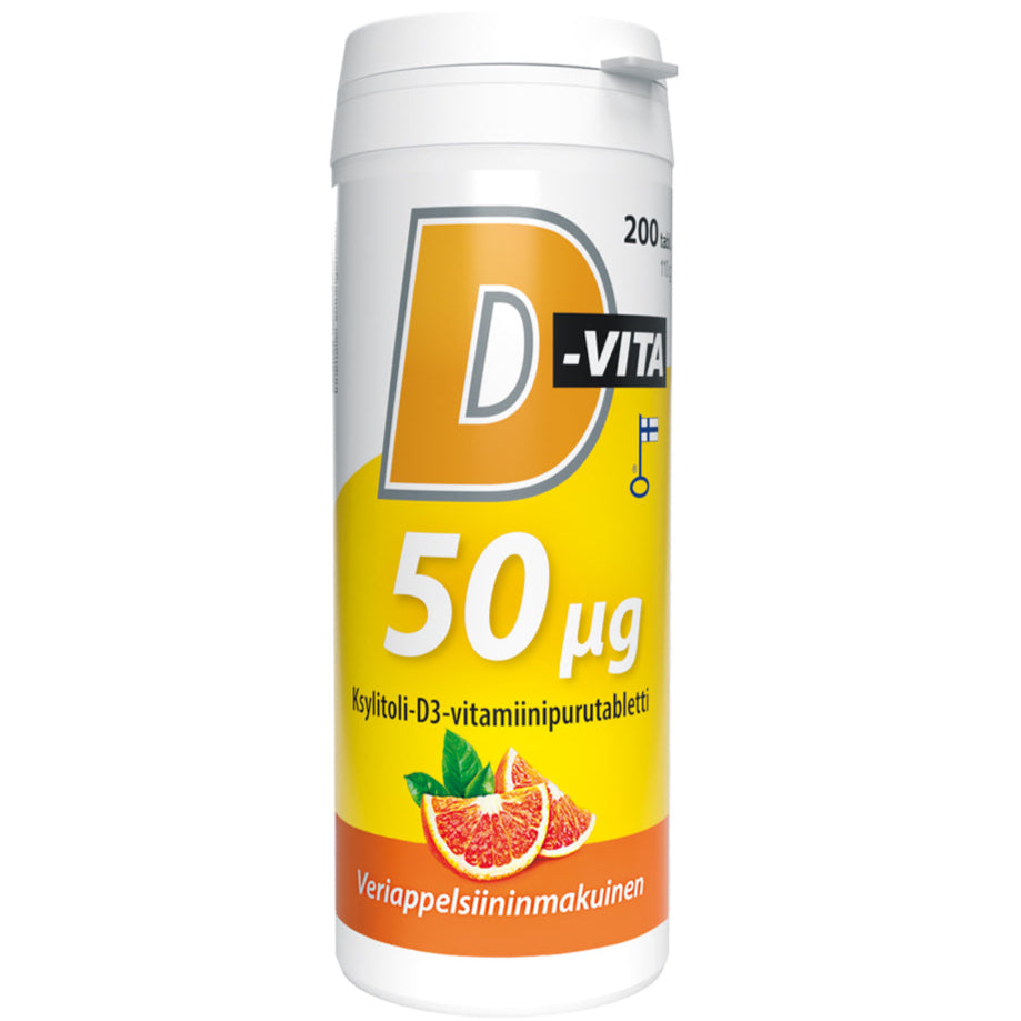 D-Vita 50 µg Veriappelsiini; astia D-Vita 50 µg D3-vitamiinipurutabletteja, appelsiininmaku, kuvituksena appelsiiniviipaleita keltaisella ja valkoisella etiketillä suomenkielisen tekstin ja D3-vitamiinikorostuksen kera; sylinterinmuotoinen muoviastia on mattavalkoisella pinnalla ja kierrekannella; etiketissä lihava groteskityyppi, pääannostus korostettuna eri väreillä; tuote seisoo yksivärista taustaa vasten suoraan edestä kuvattuna; ei ihmisiä tai käsiä näkyvissä.